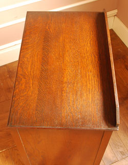 大人カラーがかっこいい！落ち着きのあるアンティークチェスト