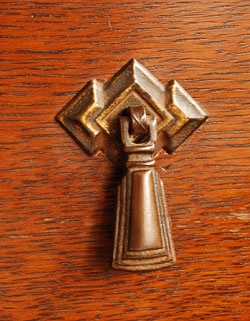 大人カラーがかっこいい！落ち着きのあるアンティークチェスト