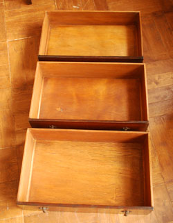 大人カラーがかっこいい！落ち着きのあるアンティークチェスト