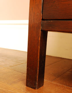 大人カラーがかっこいい！落ち着きのあるアンティークチェスト