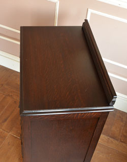 大人カラーが上品で素敵。落ち着きのあるアンティークチェスト