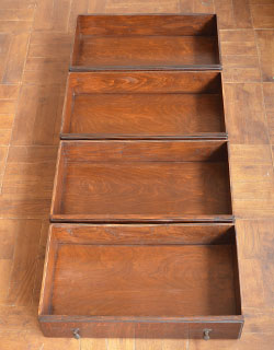 大人カラーが上品で素敵。落ち着きのあるアンティークチェスト