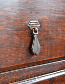 大人カラーが上品で素敵。落ち着きのあるアンティークチェスト