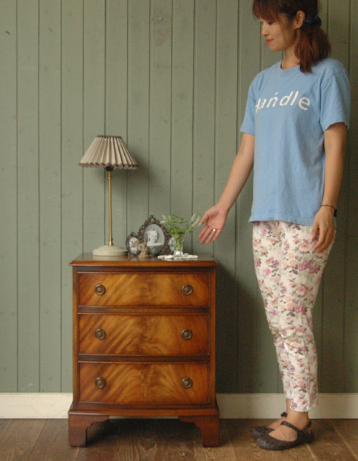 ベッドサイドに置いて
便利に使える優雅なチェスト