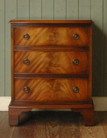 ベッドサイドに置いて
便利に使える優雅なチェスト