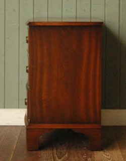 ベッドサイドに置いて
便利に使える優雅なチェスト