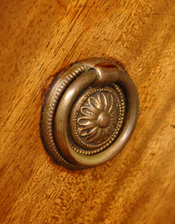 ベッドサイドに置いて
便利に使える優雅なチェスト