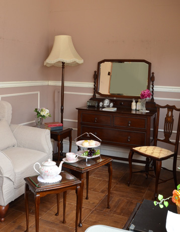 k-743-f アンティークドレッシングチェストの寝室