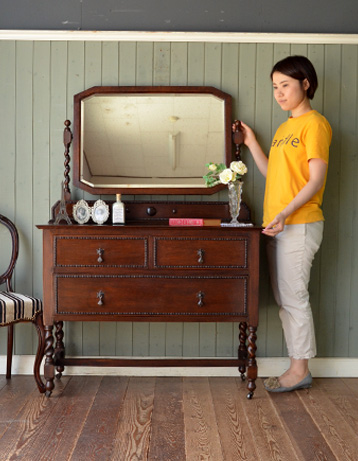 k-743-f アンティークドレッシングチェストのモデル入り
