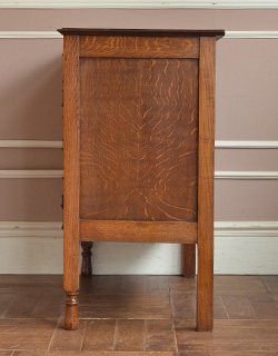 k-777-f アンティークチェストの横