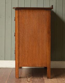 k-784-f アンティークチェストの横