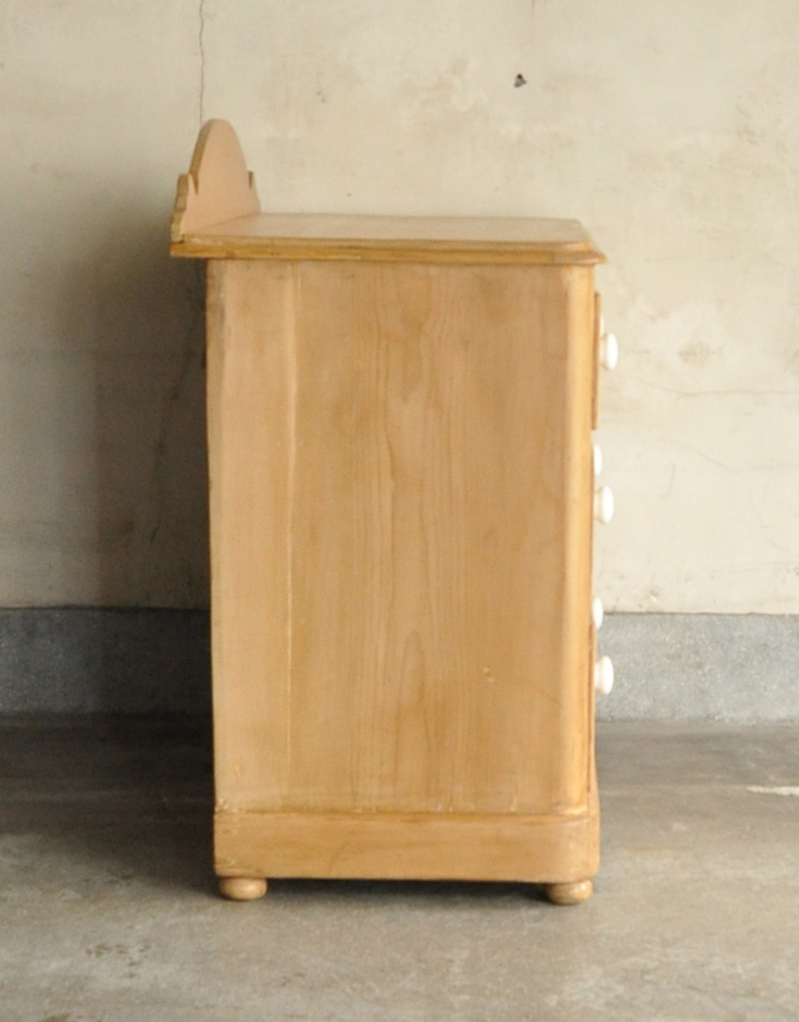 k-840-f アンティークチェストの横