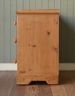 ナチュラルで可愛いアンティーク家具、パイン材の3段チェスト(k-861-f