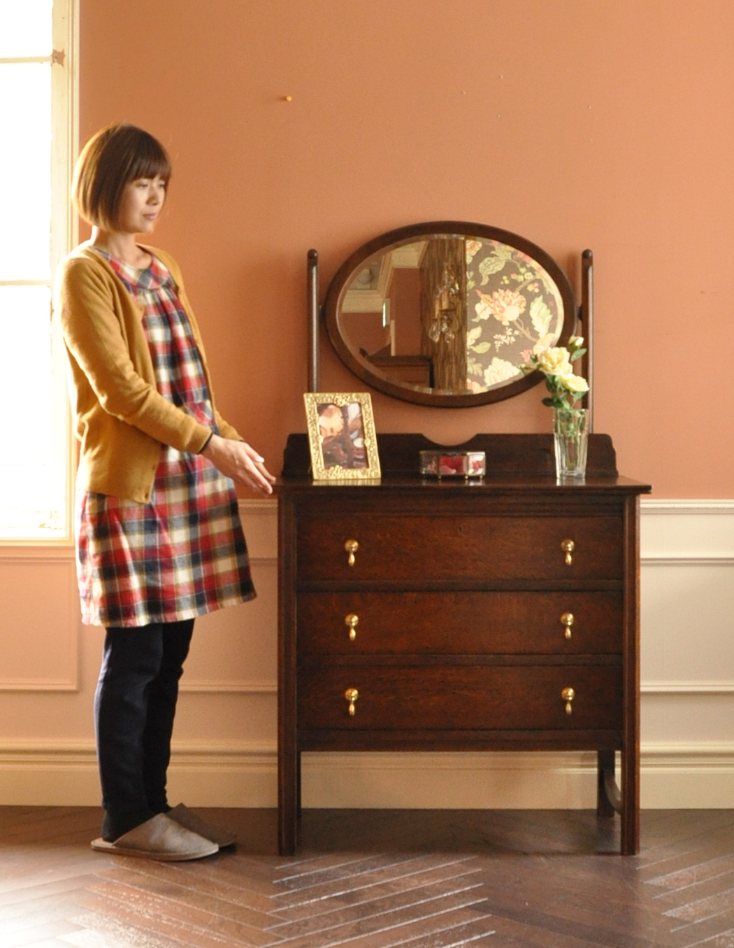 k-912-f アンティークドレッシングチェストのモデル入り