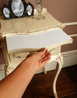 m-321-f アンティークベッドサイドチェストの手