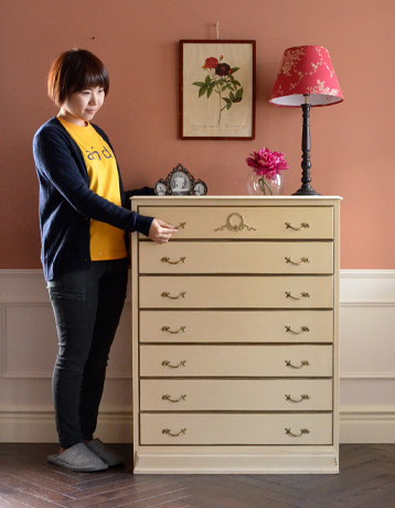 m-325-f アンティークチェストのモデル入り