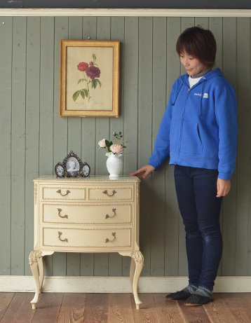 m-334-f アンティークスモールチェストのモデル入り