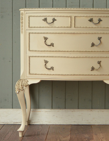 m-334-f アンティークスモールチェストのアップ