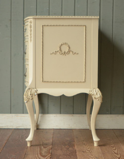 m-334-f アンティークスモールチェストの横