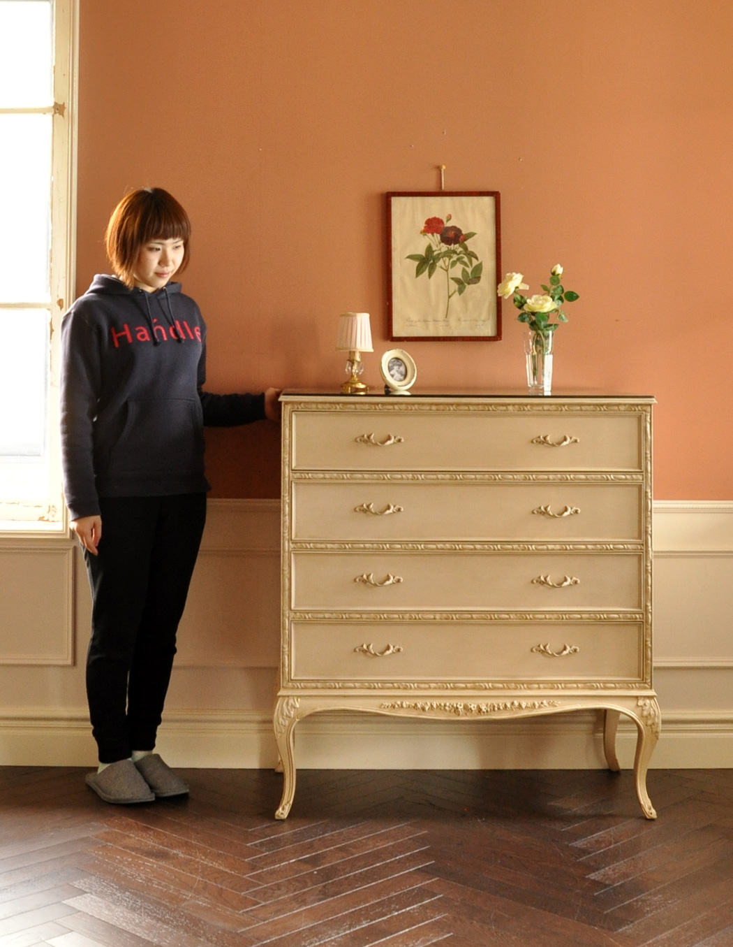 m-356-f アンティークチェストのモデル入り