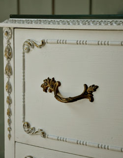 ため息が出そうなくらいカワイイ！アンティークのチェスト