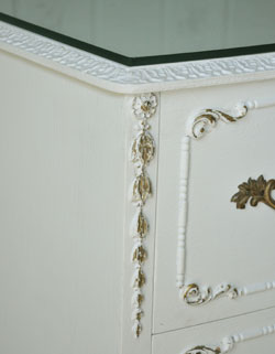 ため息が出そうなくらいカワイイ！アンティークのチェスト