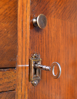 大人カラーがかっこいい！落ち着きのあるアンティークチェスト