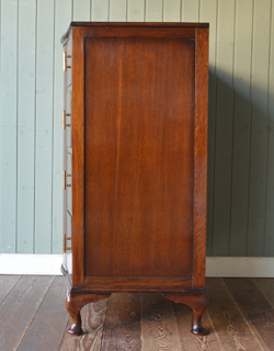 大人カラーがかっこいい！落ち着きのあるアンティークチェスト