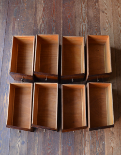 大人カラーがかっこいい！落ち着きのあるアンティークチェスト