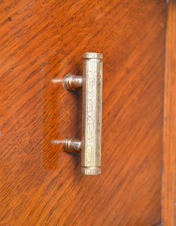 大人カラーがかっこいい！落ち着きのあるアンティークチェスト