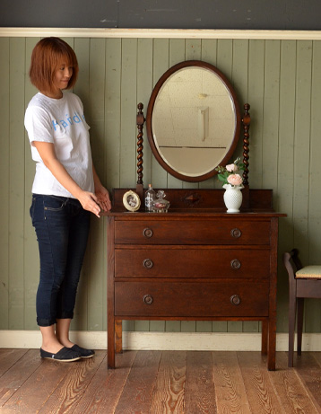 q-249-f アンティークドレッシングチェストのモデル入り