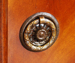 q-320-f ベッドサイドに置いて
便利に使える優雅なチェスト