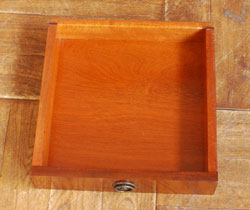 q-320-f ベッドサイドに置いて
便利に使える優雅なチェスト