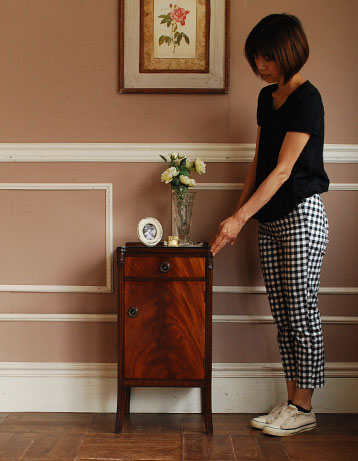 q-320-f ベッドサイドに置いて
便利に使える優雅なチェスト