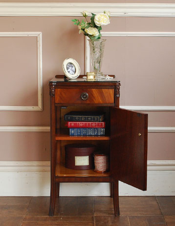 q-320-f ベッドサイドに置いて
便利に使える優雅なチェスト