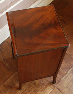 q-320-f ベッドサイドに置いて
便利に使える優雅なチェスト