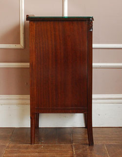 q-320-f ベッドサイドに置いて
便利に使える優雅なチェスト