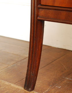 q-320-f ベッドサイドに置いて
便利に使える優雅なチェスト