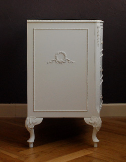 q-330-f アンティークチェストの横