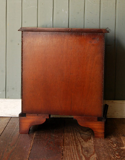 q-363-f アンティークベッドサイドチェストの後ろ