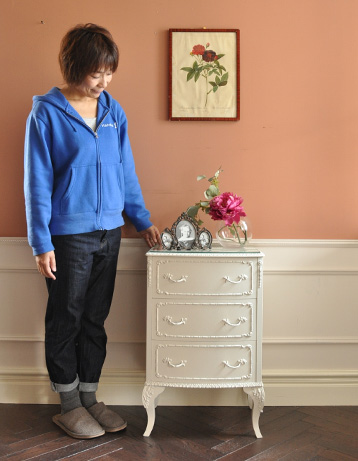 q-377-f アンティークスモールチェストのモデル入り