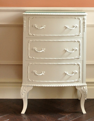 q-377-f アンティークスモールチェストのアップ