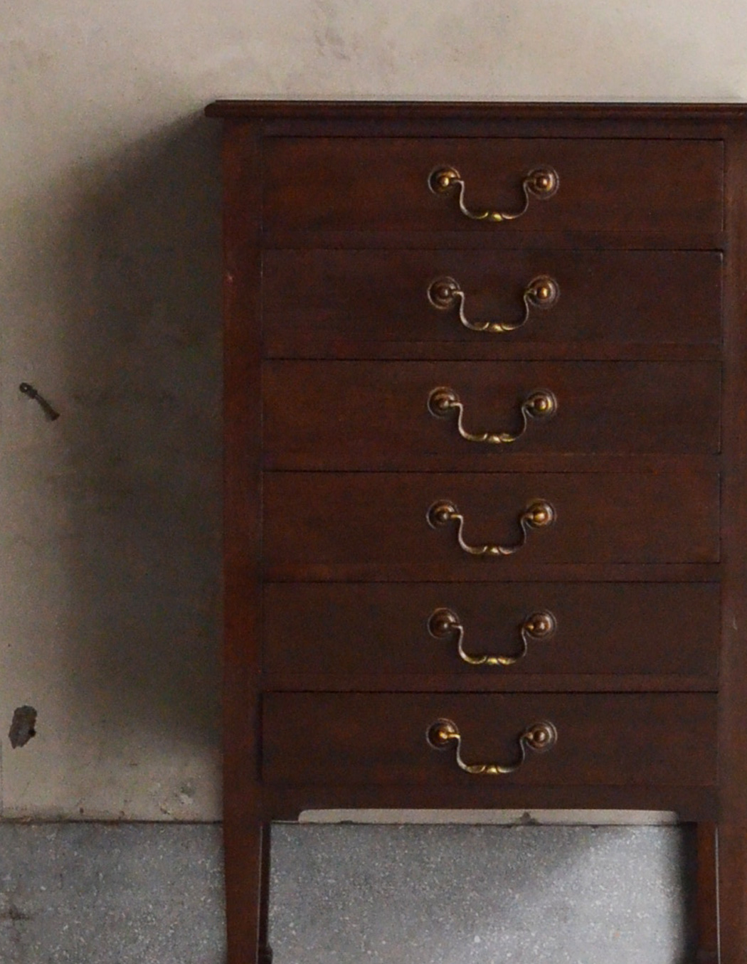 q-387-f アンティークチェストのアップ