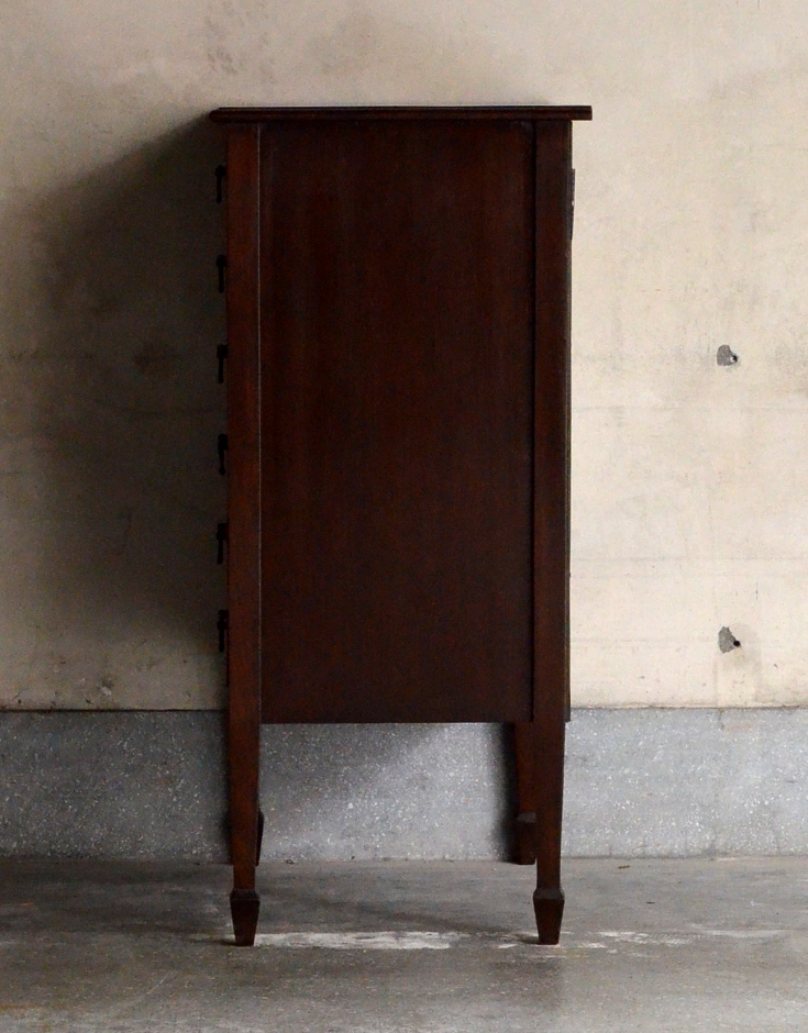 q-387-f アンティークチェストの横