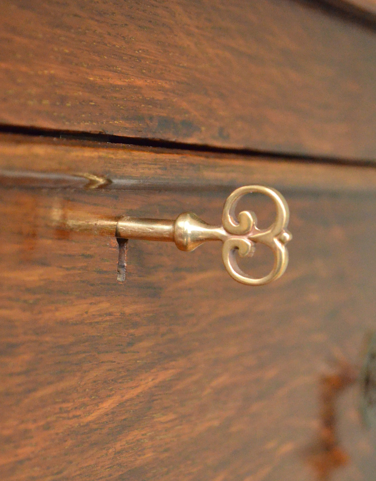 q-395-f アンティークチェストの鍵穴