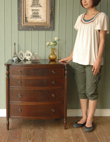 大人カラーがかっこいい！落ち着きのあるアンティークチェスト