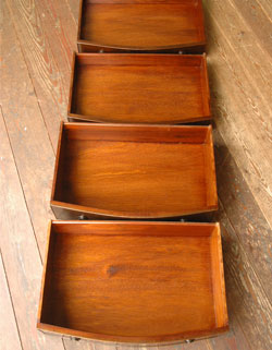 大人カラーがかっこいい！落ち着きのあるアンティークチェスト