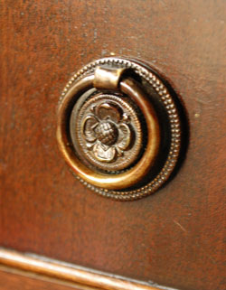 大人カラーがかっこいい！落ち着きのあるアンティークチェスト