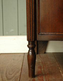 大人カラーがかっこいい！落ち着きのあるアンティークチェスト