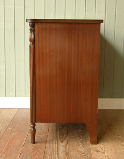 大人カラーがかっこいい！落ち着きのあるアンティークチェスト